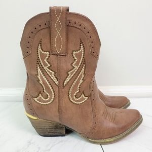 Very Volitile brown short cowgirl boots size 6